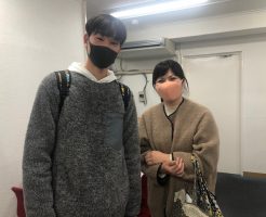 高校生男子と女性が二人写っている