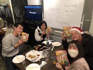 クリスマスパーティーを楽しんでいる