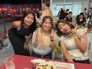 ビールを楽しむ3人の女性