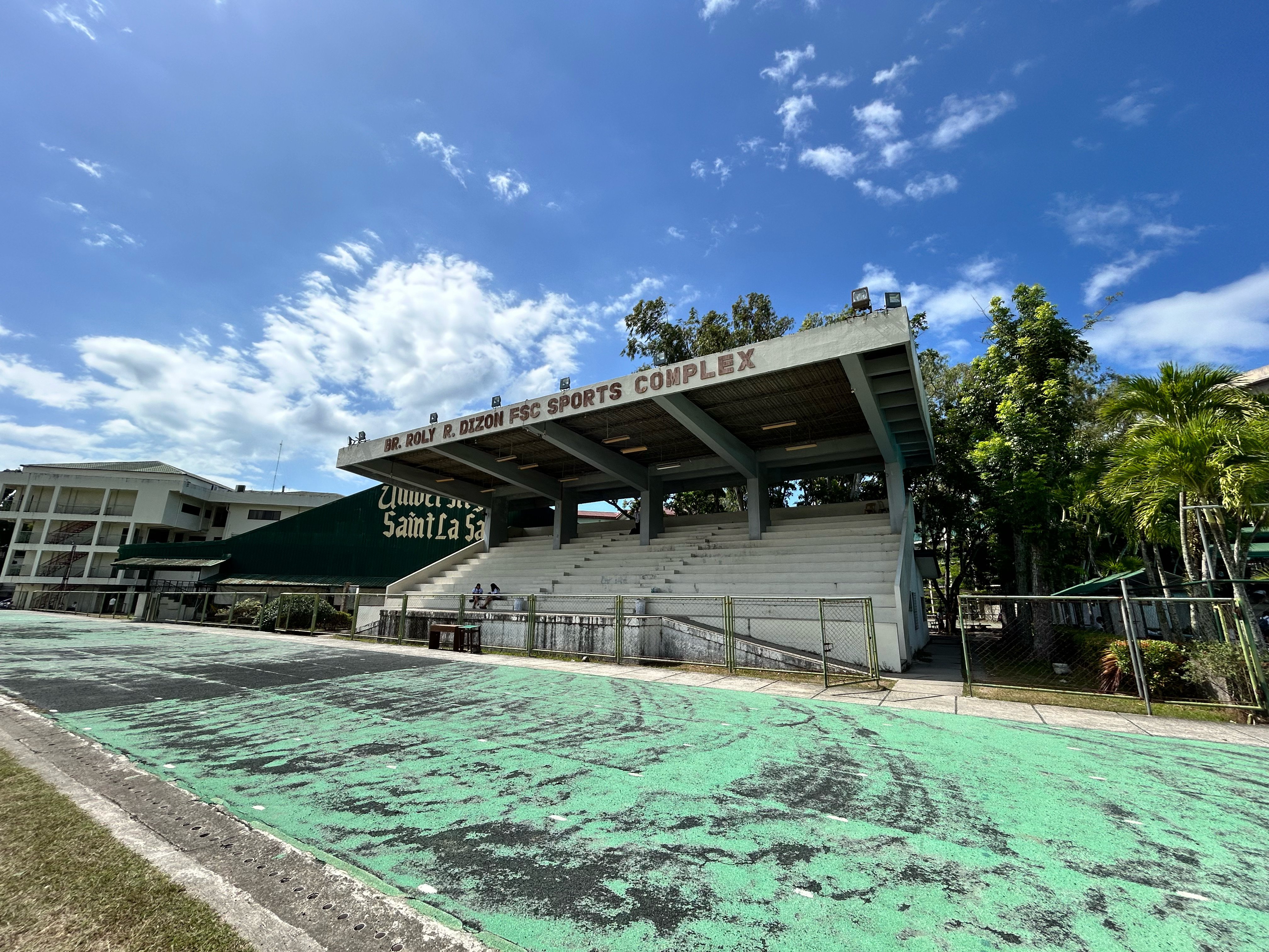 ラサール大学 陸上競技場 観客席